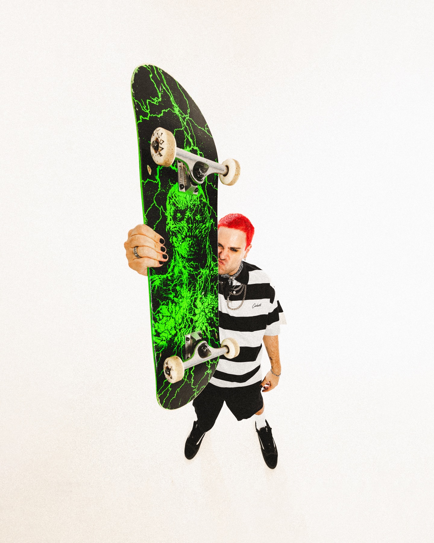 Ο Solmeister κρατά ένα skateboard για την περίοδο του CKND III: Millennium